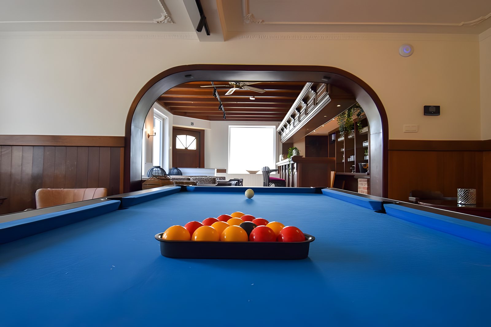 Der Billardtisch mit Blick zur Bar