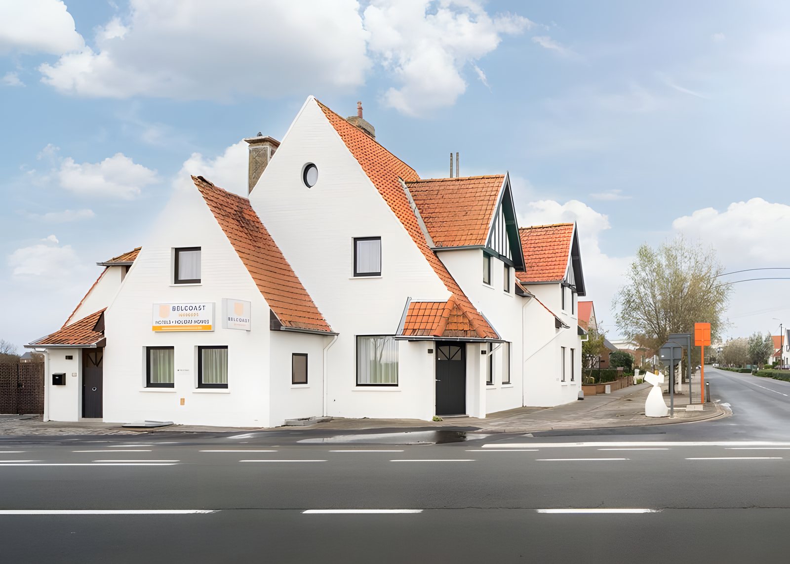 Die Fassade mit roten Dachziegeln