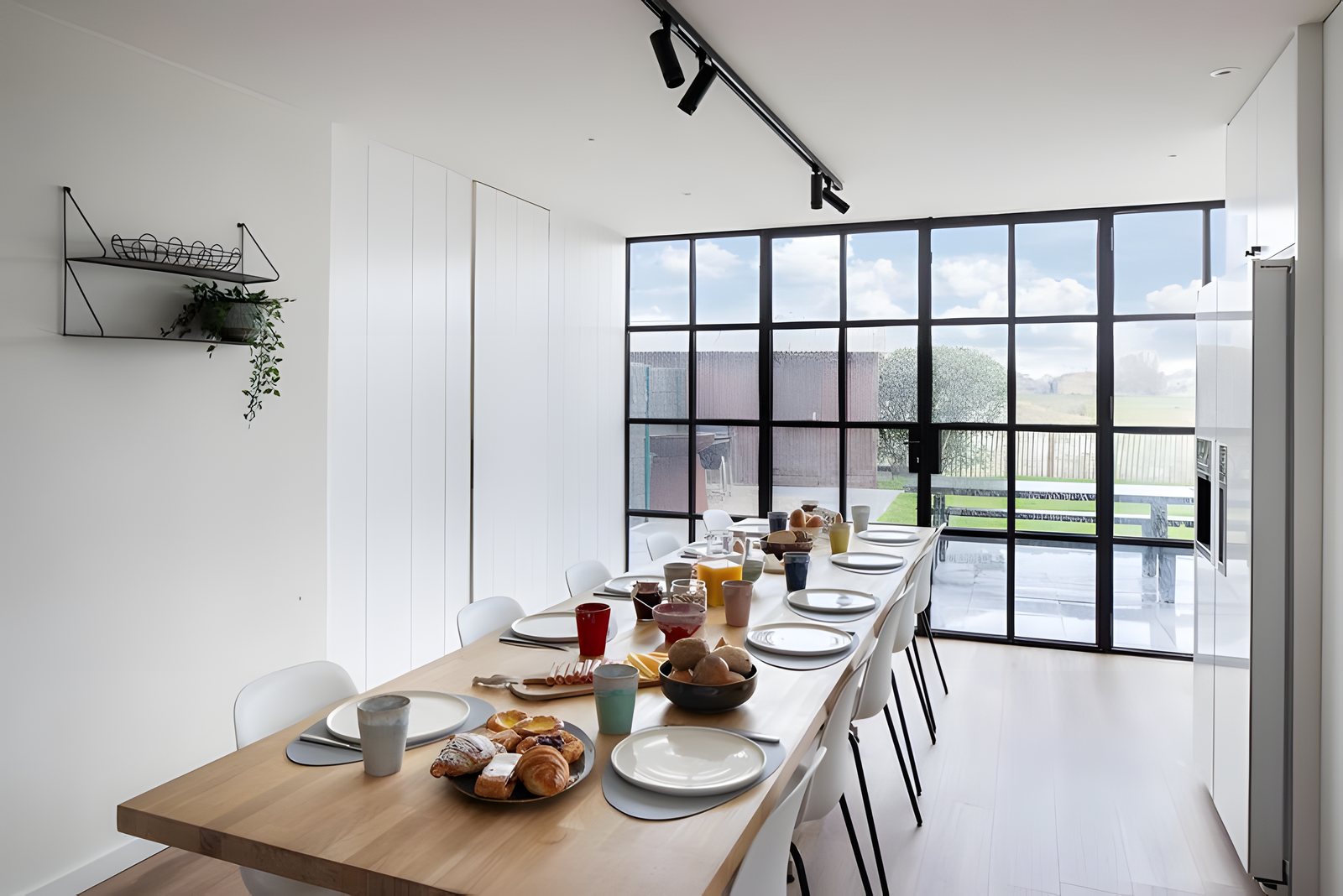 Die gedeckte lange Tafel, Stahlfenster, Terrasse