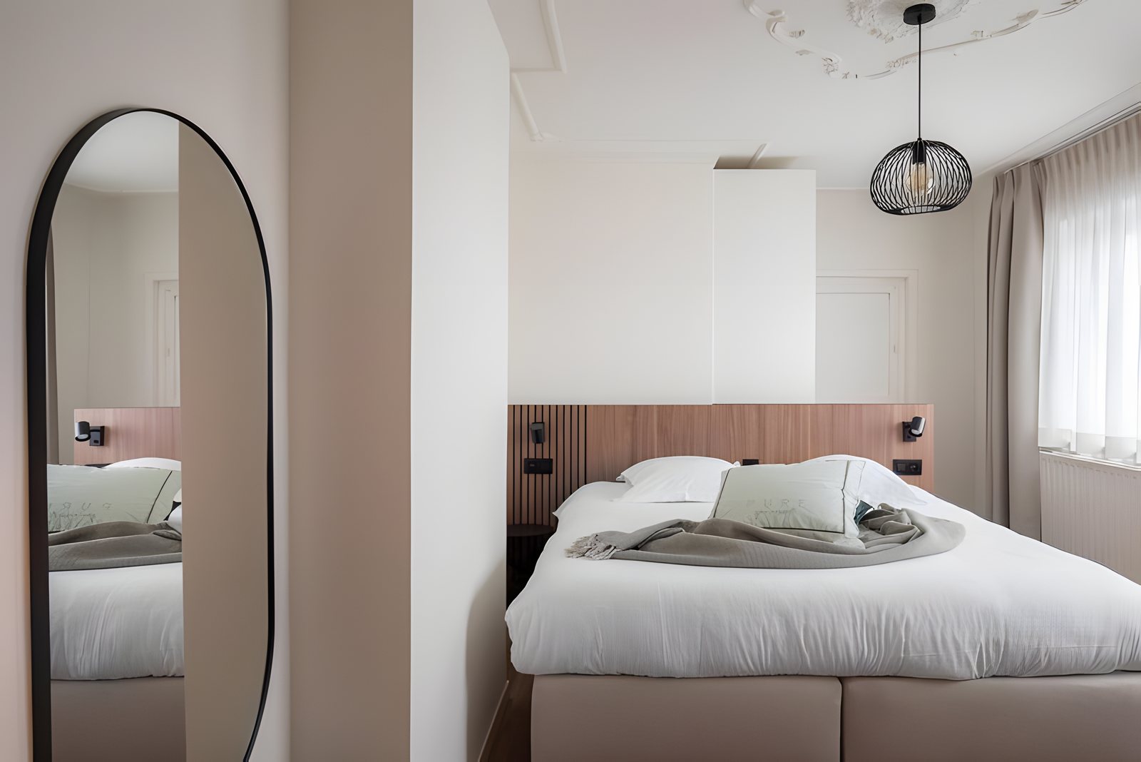 Schlafzimmer mit Standspiegel