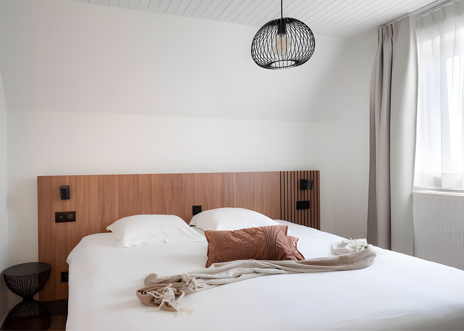 Schlafzimmer mit rosa Kissen