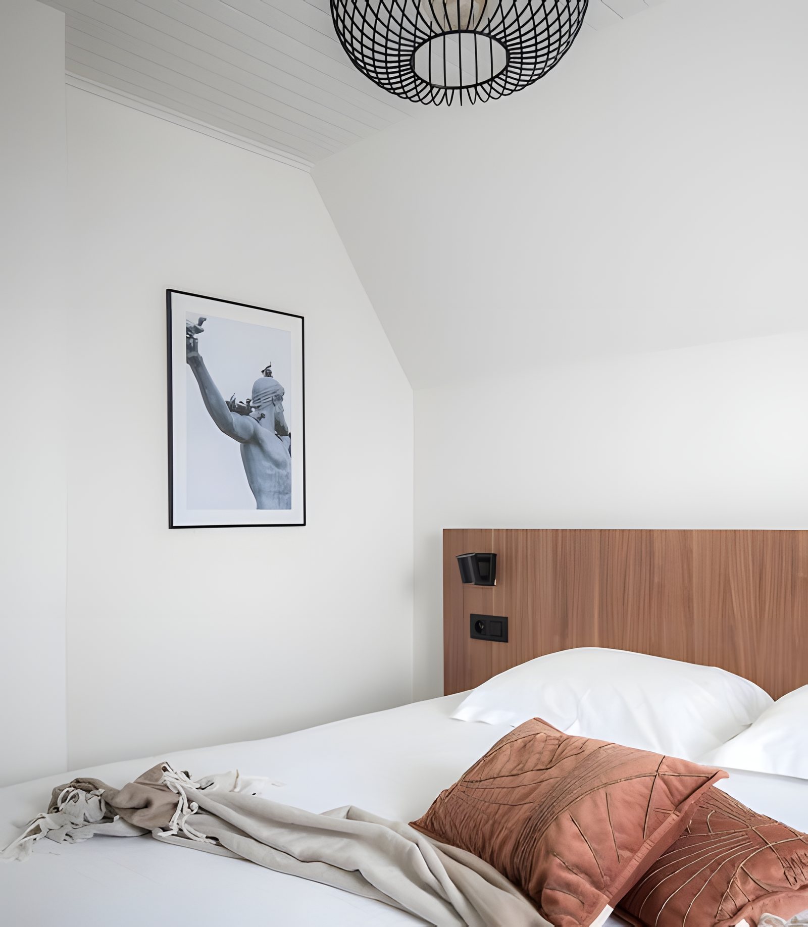 Schlafzimmer unter dem Dach, mit Kunstdruck